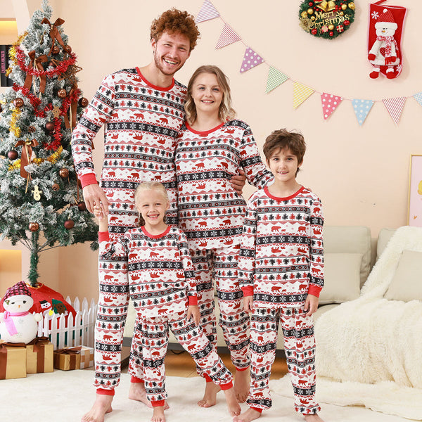 Conjunto de pijama navideño familiar con bosque rojo para padres e hijos 